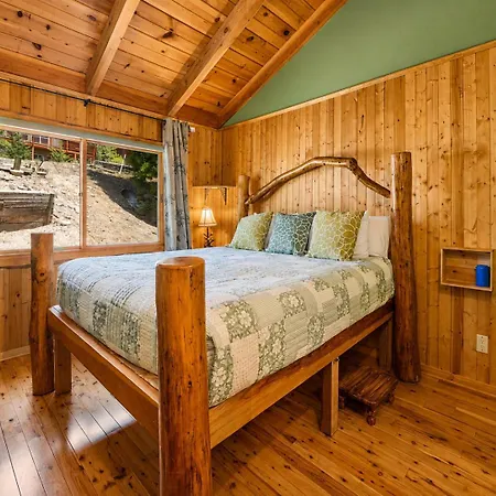 Pinecone Ridge - Walk To Bear Mountain, Private Hot Tub, Foosball-3
